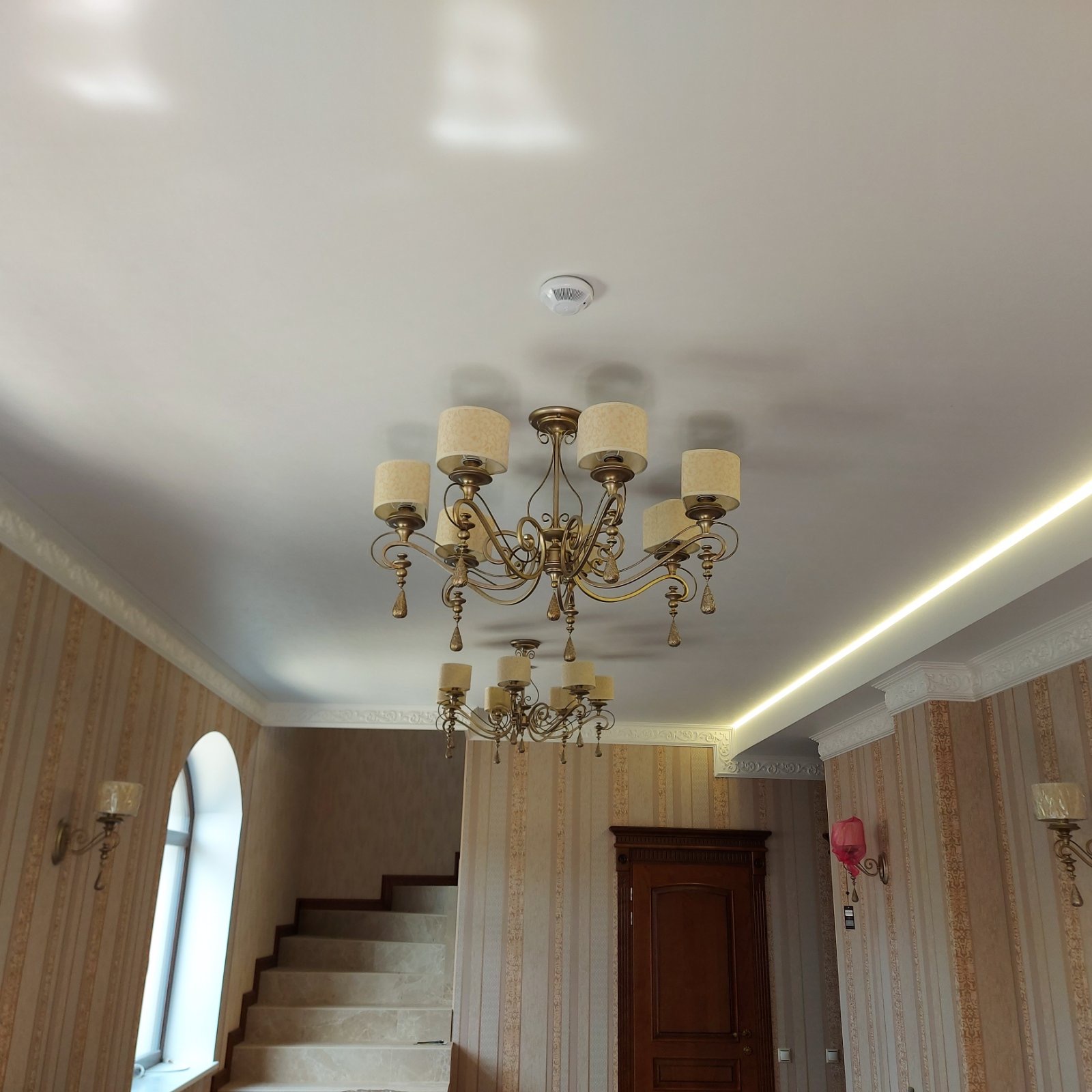 Фактурный натяжной потолок в коридоре венеция и световая линия